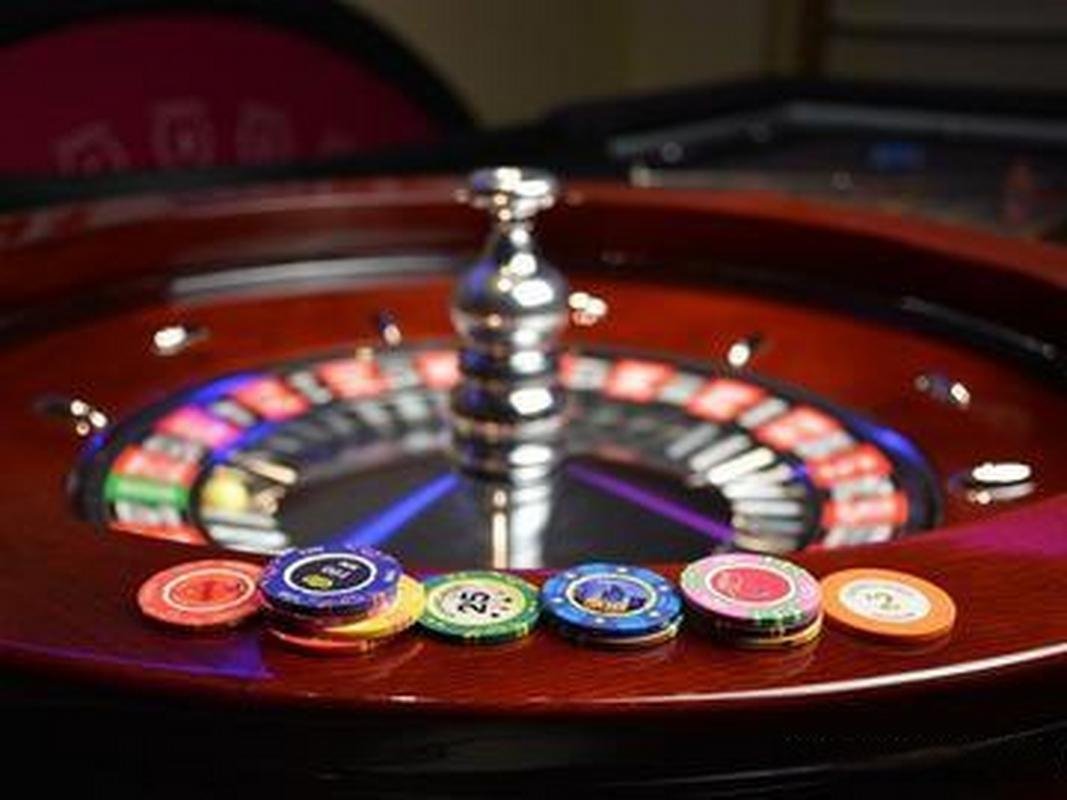 Player interface of Galactic Gems table showing live chat and betting panel